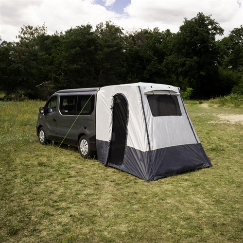 Teltta kiinnitettynä Renault Trafic, vetoketjuovi näkyvissä, kaksisävyinen muotoilu nurmialueella.
