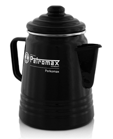 Musta, sylinterimäinen perkolator kahvalla ja nuppikannella. Merkitty "Petromax" ja "Perkomax" sivulla.