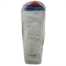 Vaaleanharmaa bivysuoja hupulla, osittain näkyvä makuupussi, logo alaosassa edessä.