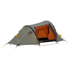 Wechsel Aurora 1-hengen teltta vihreänä ja oransseilla yksityiskohdilla, ulkoinen tankojärjestelmä ja eteinen.