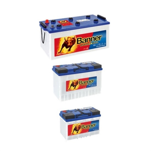 Kolme BANNER Energy Bull 12V akkua sinisellä yläosalla, valkoinen runko, bull-logo ja eri kokoja.