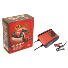 Punainen ja musta BANNER Akkulaturi 12V 6A digitaalinen näyttö ja kaapelit, punaisen pakkauksen vieressä.